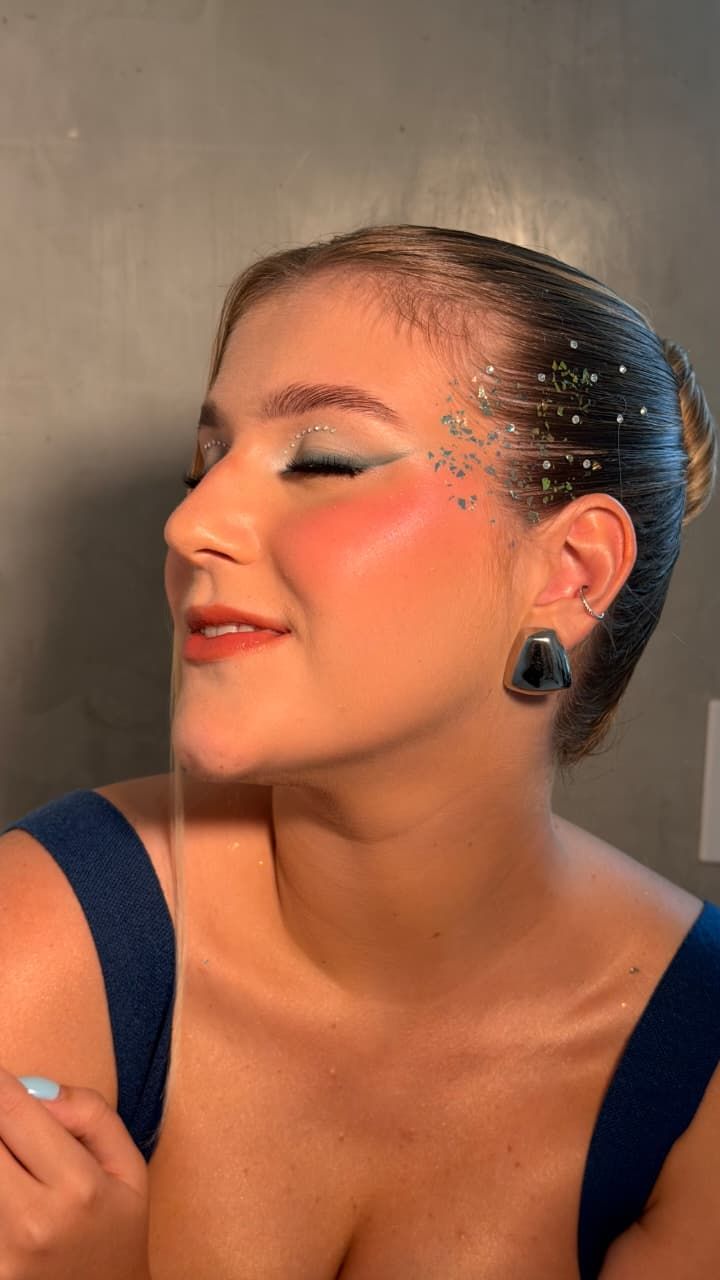 Maquiagem artística com strass e glitter verde-azulado