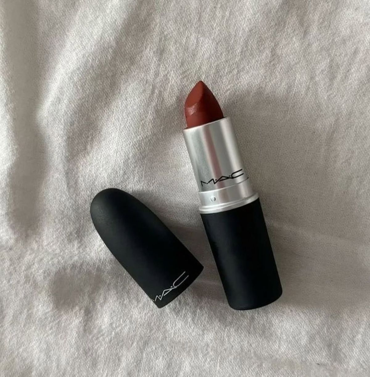 Batom matte MAC aberto sobre tecido