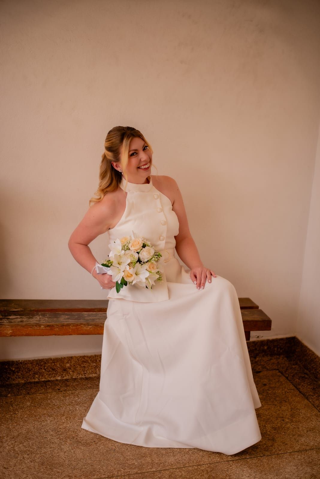 Noiva sorrindo com buquê de rosas e lírios, maquiagem e penteado por Giovana Bergara em Sorocaba