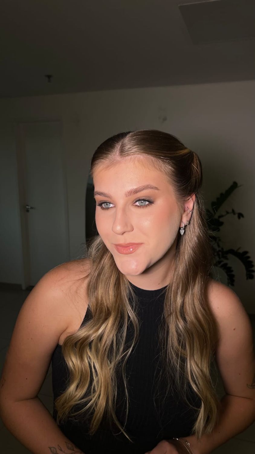 Maquiagem social com olhos esfumados e pele iluminada