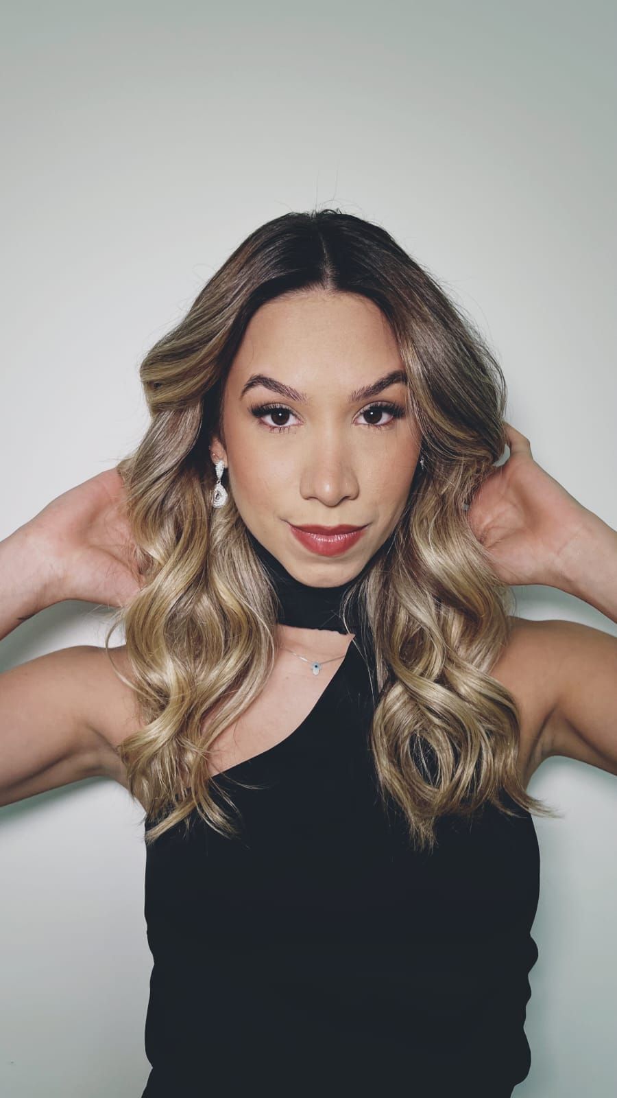 Maquiagem social com pele luminosa, batom terracota e cabelo em ondas, por Giovana Bergara